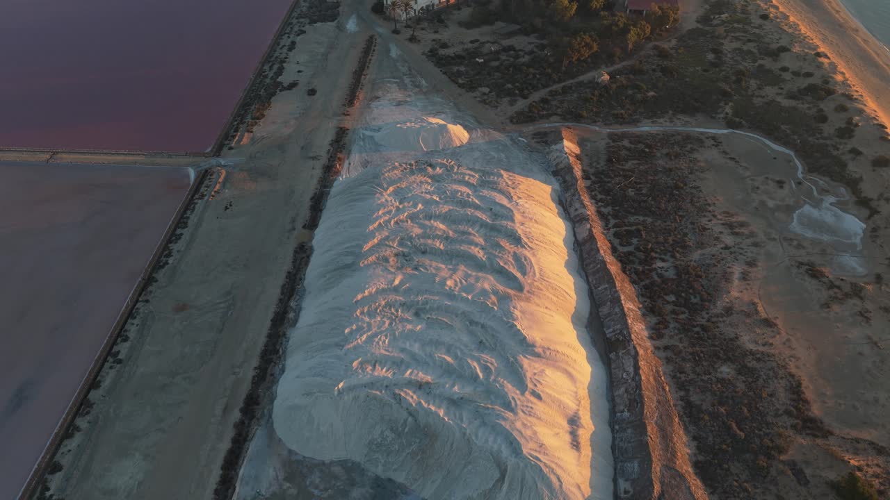 Vista aérea de una gran montaña de sal al atardecer en Santa Pola, España