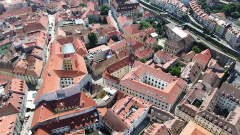 Vista-Aérea-Del-Castillo-De-Bratislava-Y-El-Casco-Antiguo-Durante-El-Día,-Vista-Aérea-De-Drones-4k-Que-Establece-Una-Toma-De-La-Capital-Europea-Eslovaca-Durante-El-Verano,-Vista-Impresionante-Del-Punto-De-Referencia