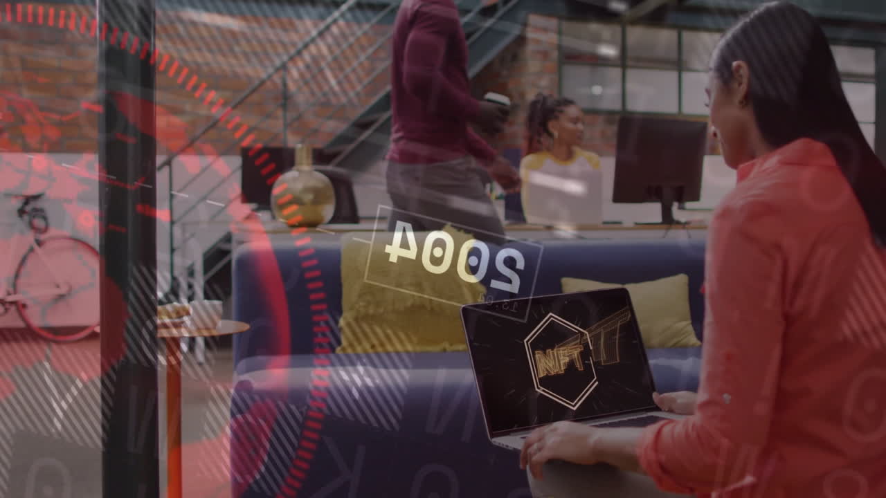 In ufficio, persone che lavorano con animazione e grafica digitale NFT in sovrimpressione