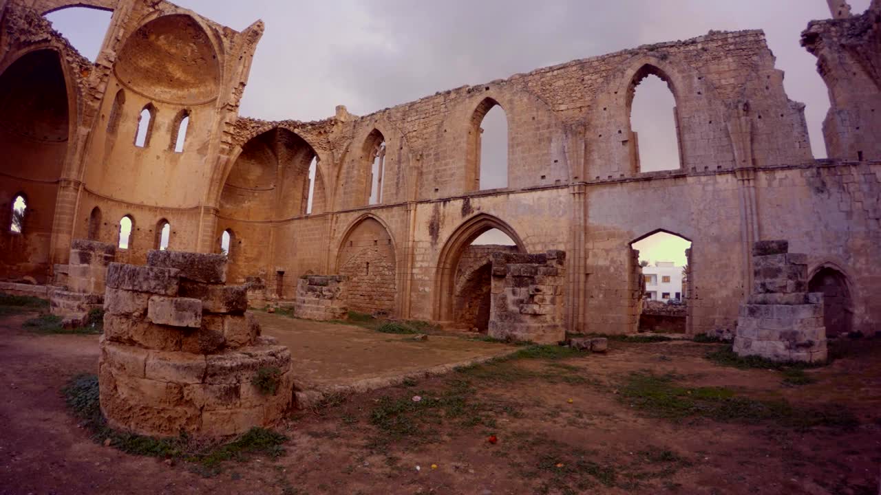 Chiesa greco-ortodossa di San Giorgio in rovina e abbandonata nell'antica fortezza medievale di Famagosta
