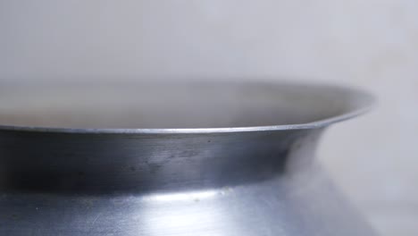 primer plano de una olla de aluminio