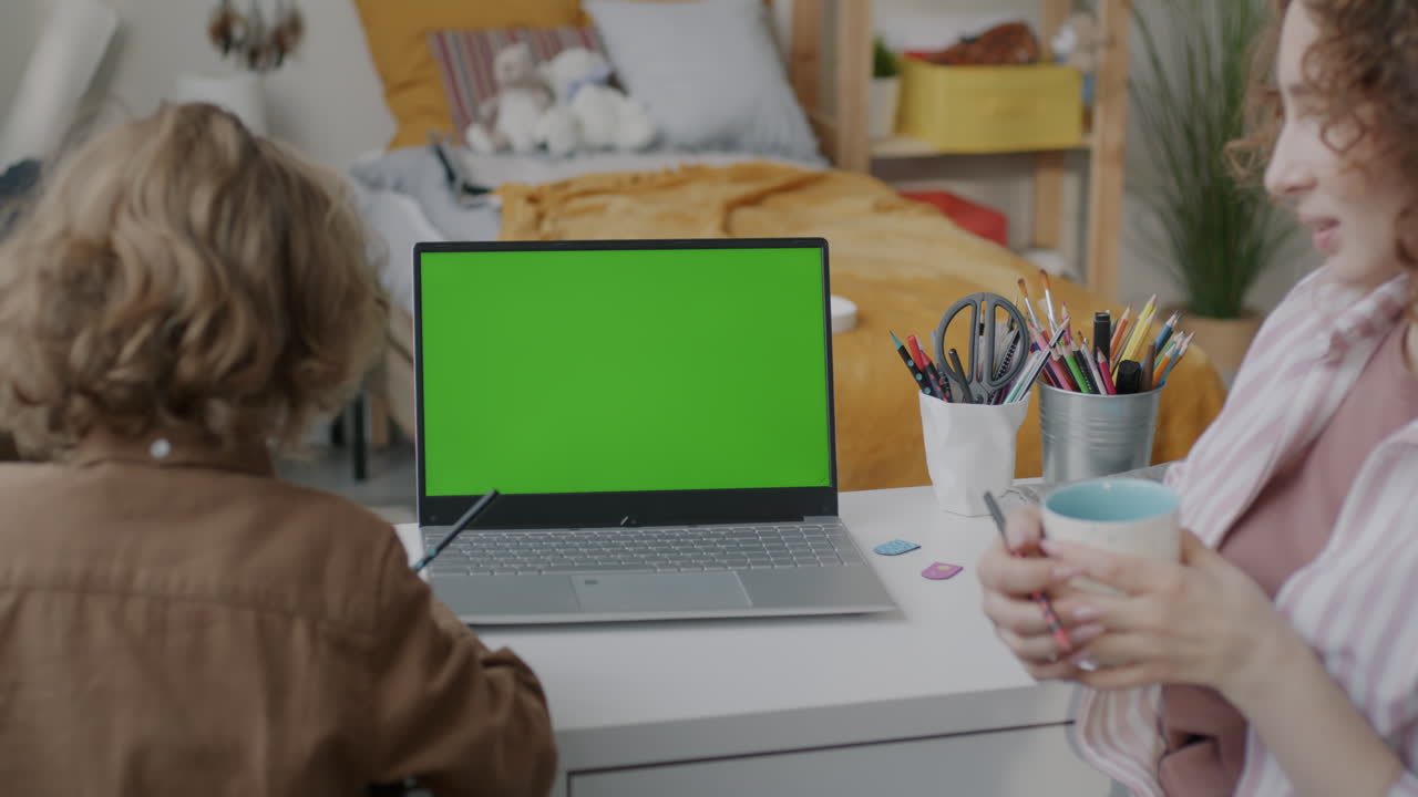 madre e hijo aprenden juntos en el hogar