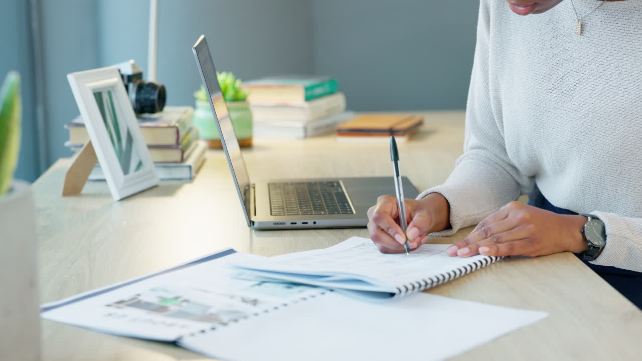 mujer trabajando en una computadora portátil en un escritorio