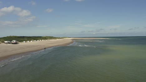 Luftaufnahme-Von-Wellen,-Die-An-Einem-Schönen-Sonnigen-Tag-Einen-Weißen-Strand-Im-Oranjezon-naturschutzgebiet-In-Zeeland,-Niederlande,-Treffen