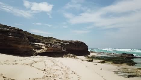 Drohnenschuss,-Der-über-Felsen-Am-Strand-Fliegt