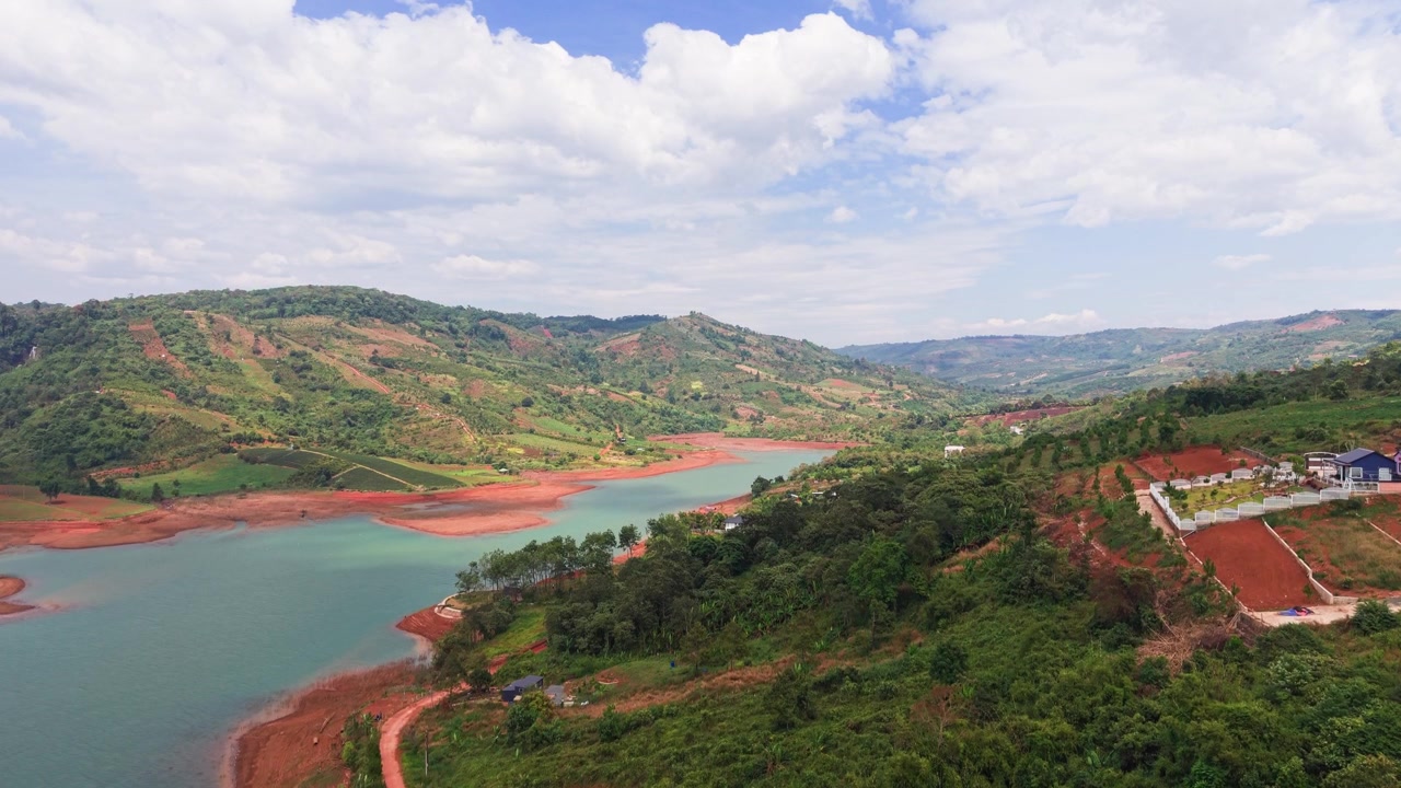 Naturskøn udsigt over Lộc Tân-området i Bảo Lâm, Lâm Đồng, Vietnam i dagslys på en klar dag