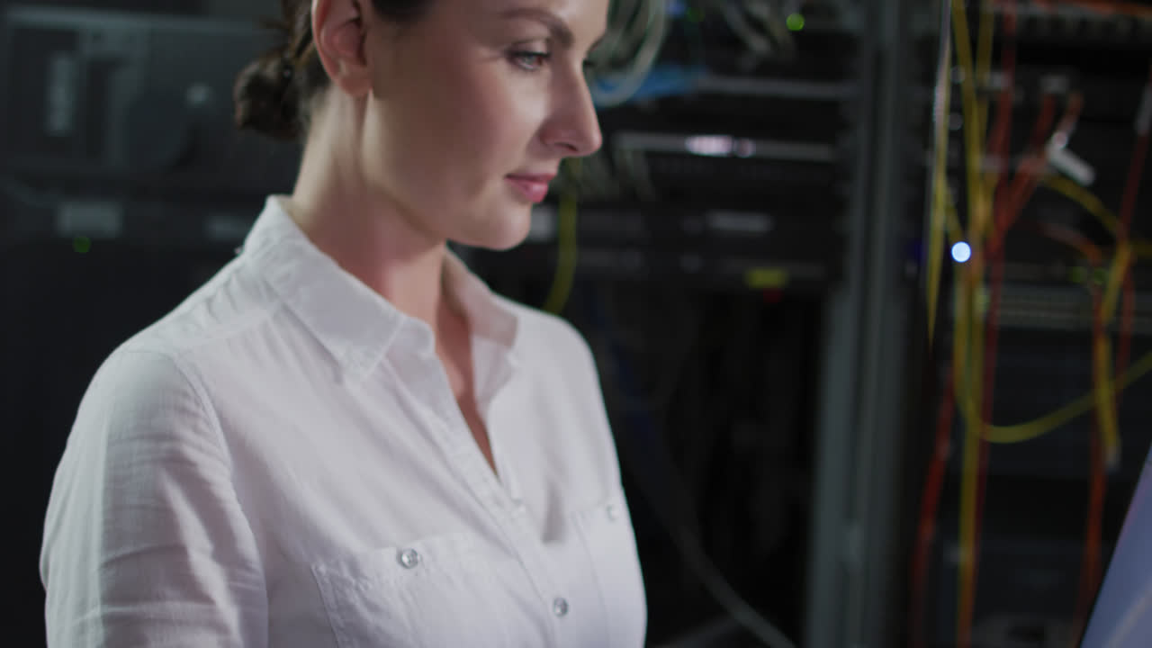 técnica informática caucásica usando una computadora portátil y comprobando el servidor de la computadora