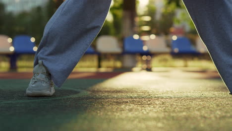 primer plano desconocido jugador de baloncesto callejero practicando ejercicio al aire libre.