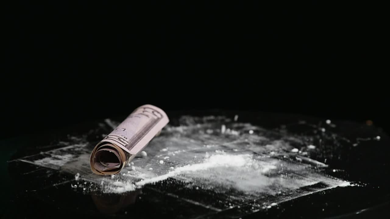 검은색 바탕에 움직이는 서브우퍼에 밀가루와 휘어진 지폐