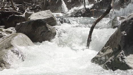 Detailaufnahme-In-Zeitlupe,-Wie-Sich-Das-Wasser-Zwischen-Den-Felsen-Bewegt