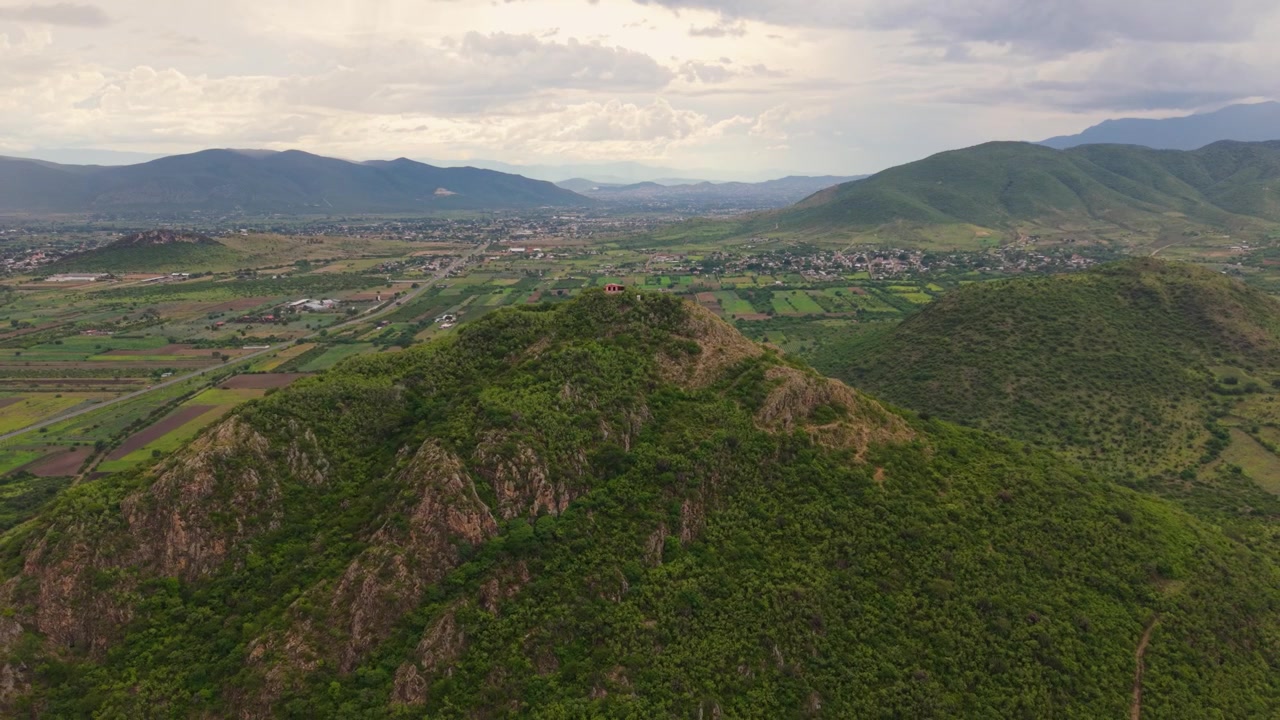 Panorama de dron del Cerro Danush en los Valles Centrales de Oaxaca