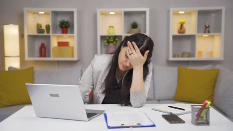 Home-Office-Mitarbeiterin-Sieht-Ihr-Versagen-Auf-Dem-Laptop.