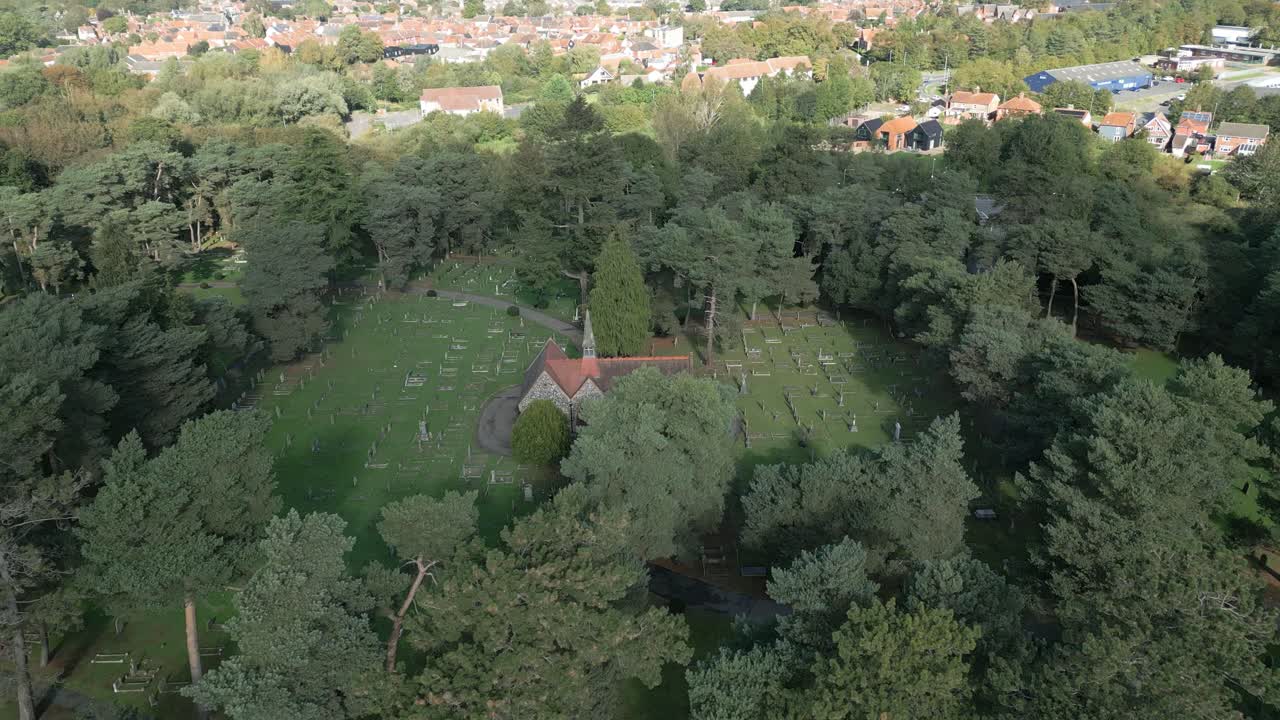 vista aérea panorámica del cementerio de wymondham rodeado de árboles en wymondham, norfolk, inglaterra, reino unido