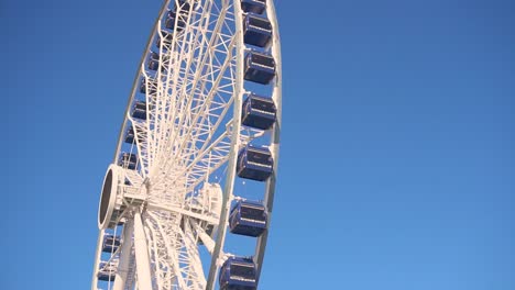 Rueda-De-La-Fortuna-Y-Cielo-Azul