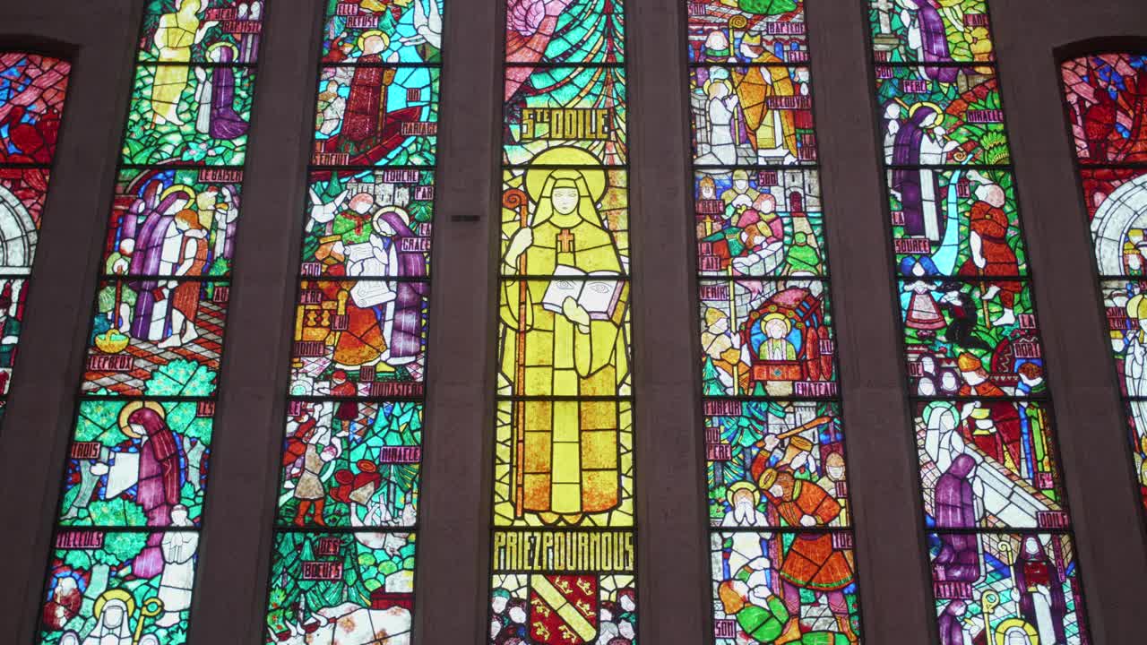 프랑스 파리에 있는 생트 오딜 교회의 화려한 스테인드 글라스 창 내부