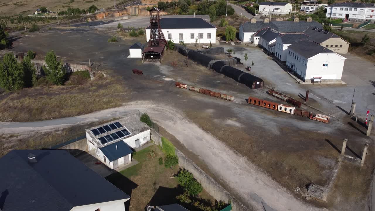 Gammelt minetårn og bygninger fra en underjordisk kulmine kaldet Pozo Julia i Fabero. Luftfoto