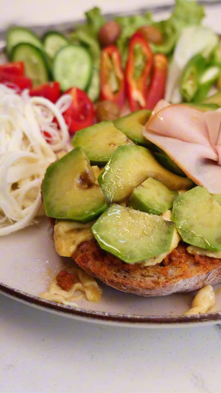 Avocado Toast Gourmet con Prosciutto di Tacchino e Insalata di Verdure Fresche