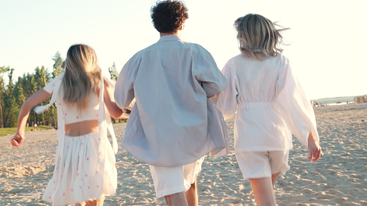 해가 지는 동안 해변에서 시간을 즐기는 친구들