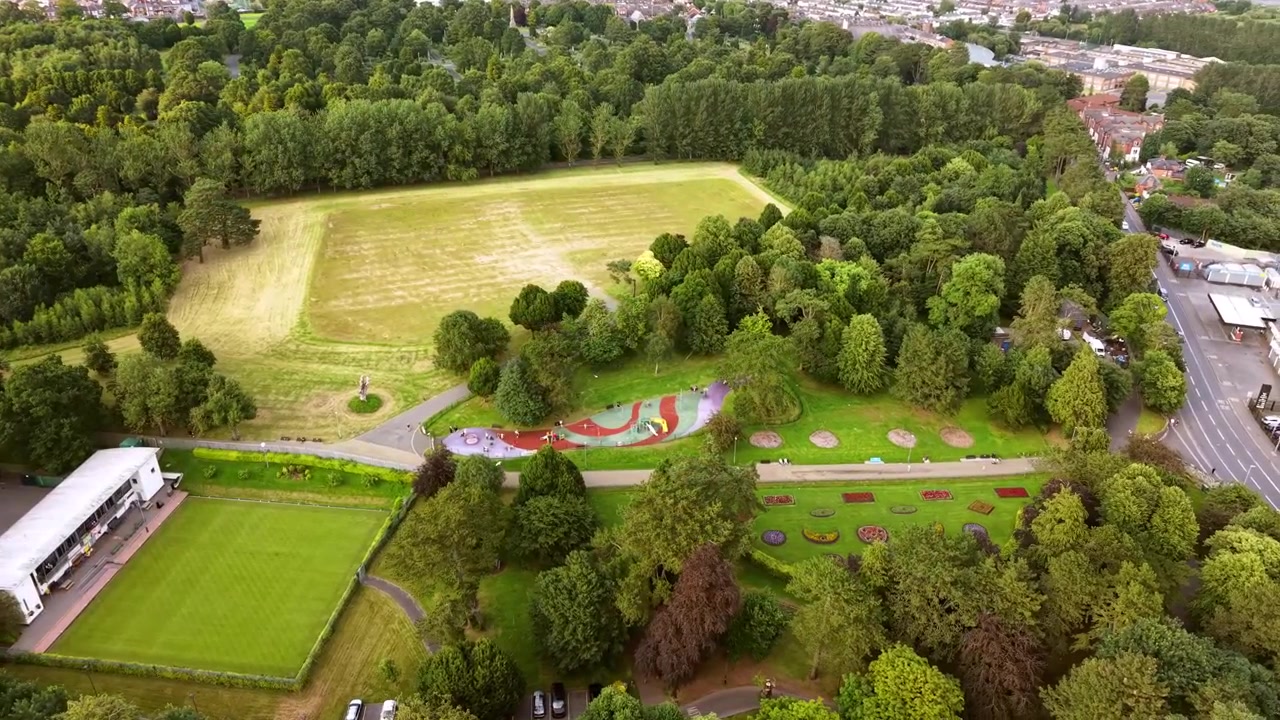 Vidéo aérienne 4K 60FPS dans le sens des aiguilles d'une montre du Falls Park à West Belfast, Irlande du Nord, au Royaume-Uni, par une soirée ensoleillée et lumineuse. Produite avec des couleurs de diffusion Rec709