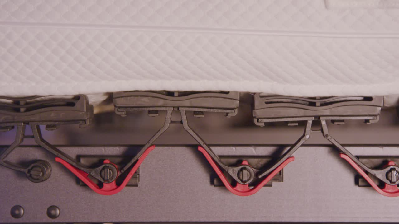 스프링과 프레임을 보여주는 박스프링 침대 아래쪽의 클로즈업