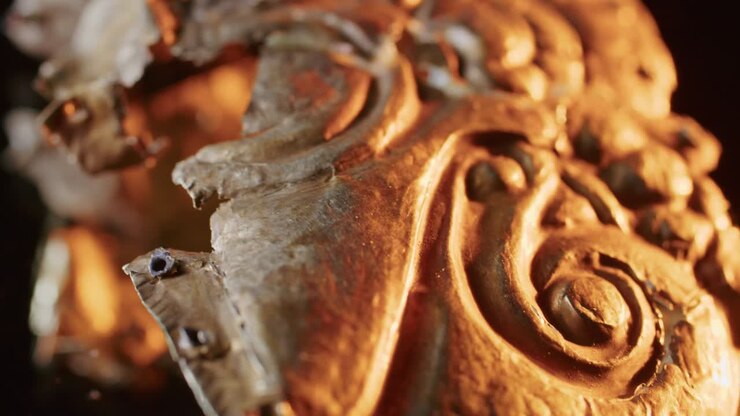 Una spilla d'oro di una sacerdotessa scita di 2000 anni, un vecchio orecchino, un arcolaio, trovati durante gli scavi. Gioielli vintage. Religione. Primo piano
