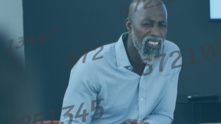Animazione di numeri che cambiano su ritratto di uomo afroamericano che sorride in ufficio