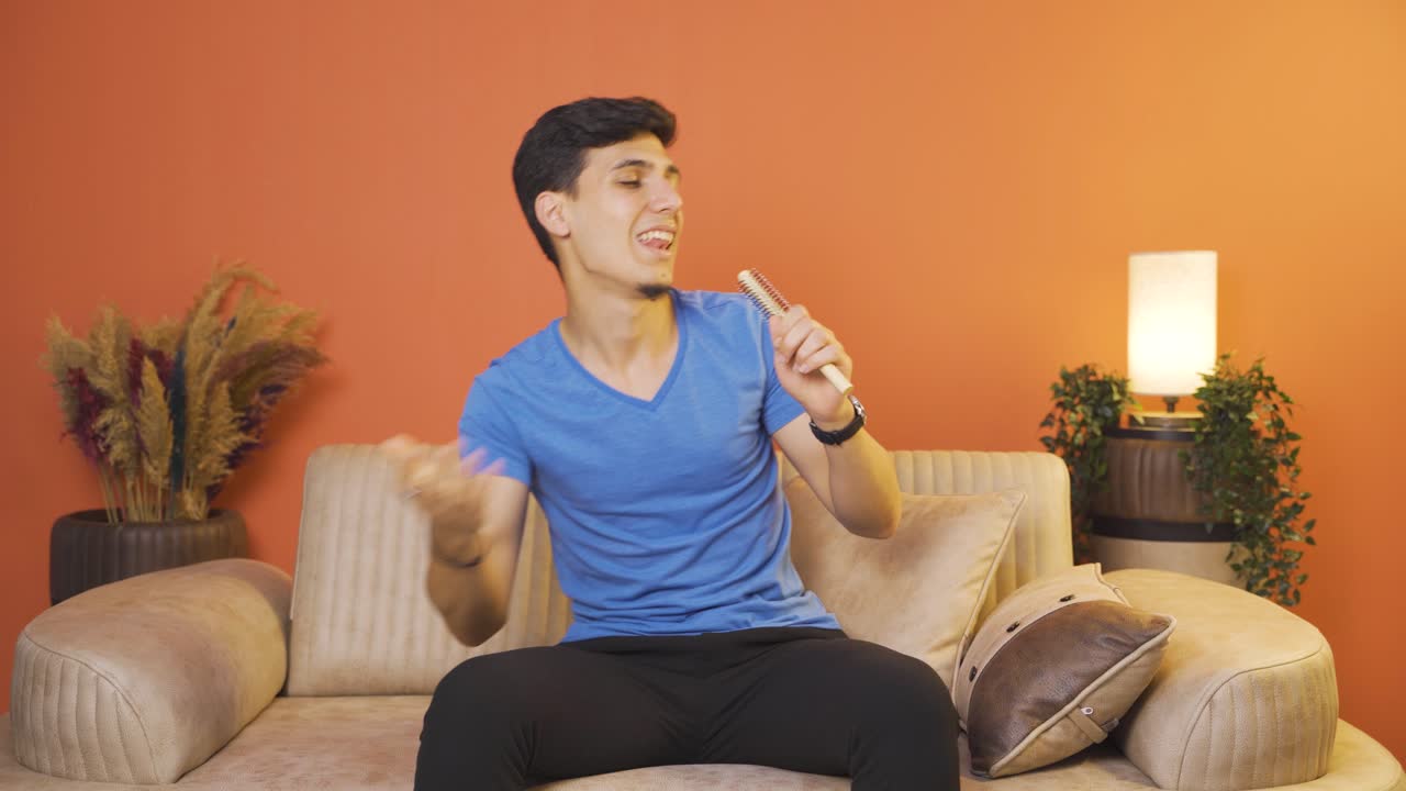 그 남자가 노래하고 있어.