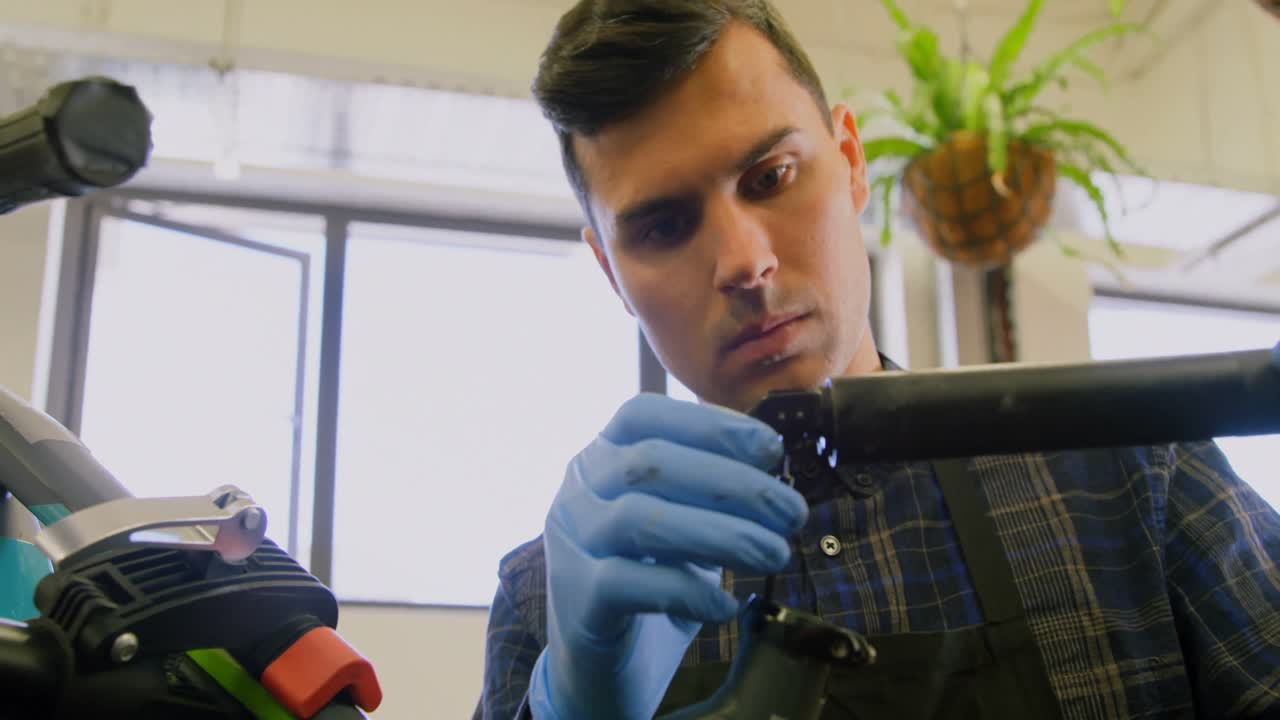 hombre reparando una bicicleta en el taller 4k