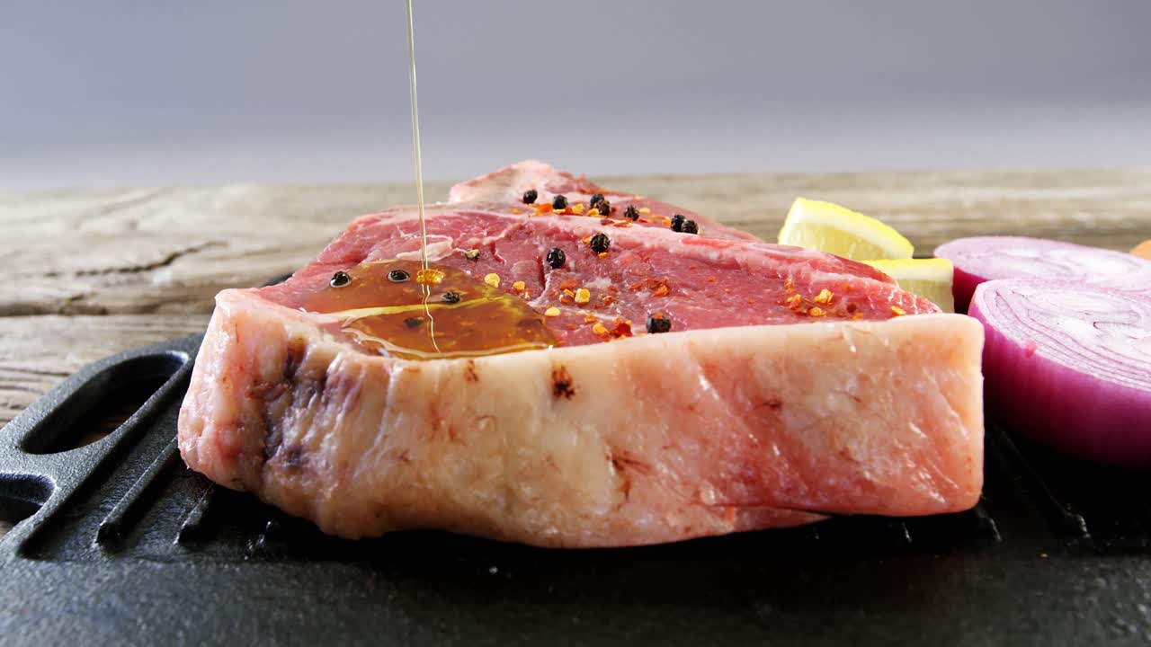 마리네이트 된 스테이크 에 기름 을 부어 주는 것