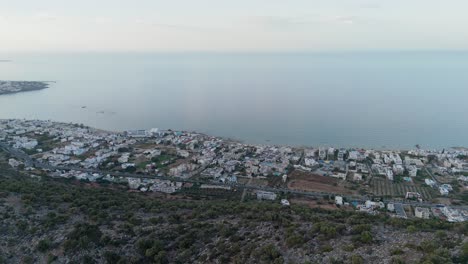 vista aérea de la puesta de sol del pueblo de chersonissos junto al mar, isla de creta, grecia