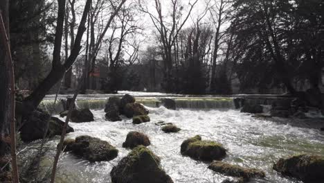 Cascadas-En-El-Jardín-Inglés-De-Munich-Con-Un-Drone-Dji-Mavic-Air