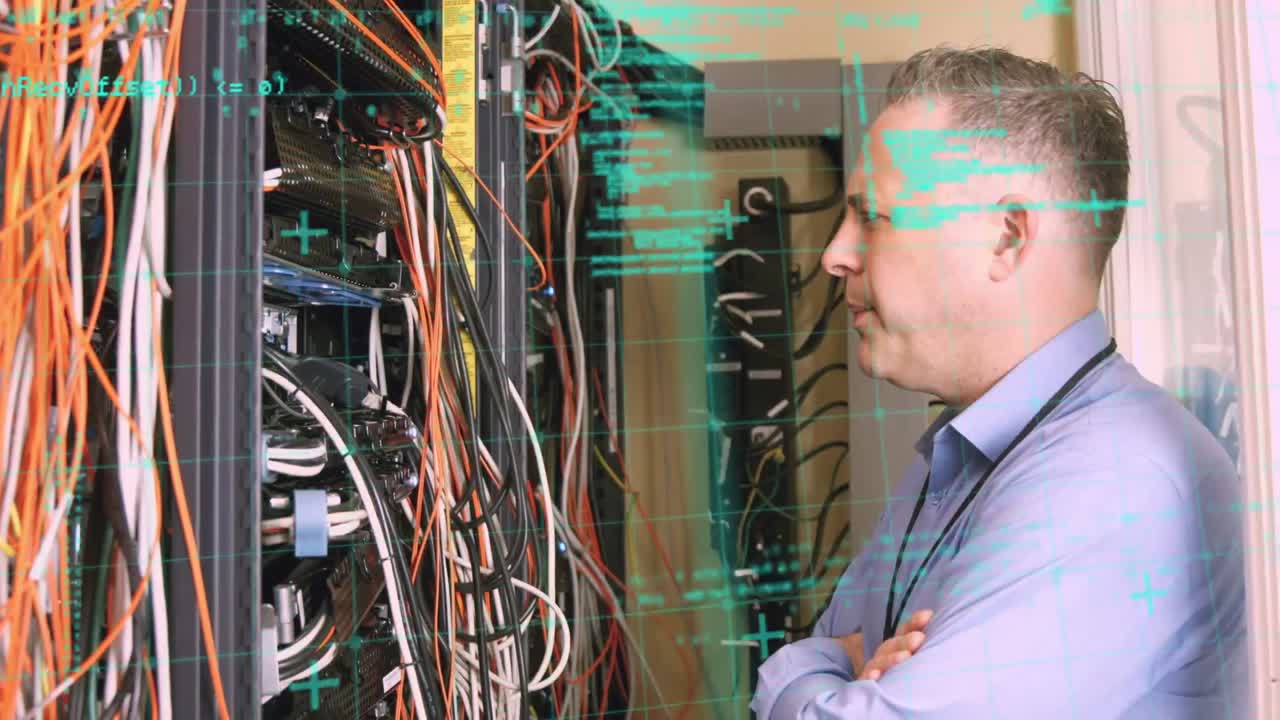 animación del procesamiento de datos sobre el hombre caucásico en la sala de servidores