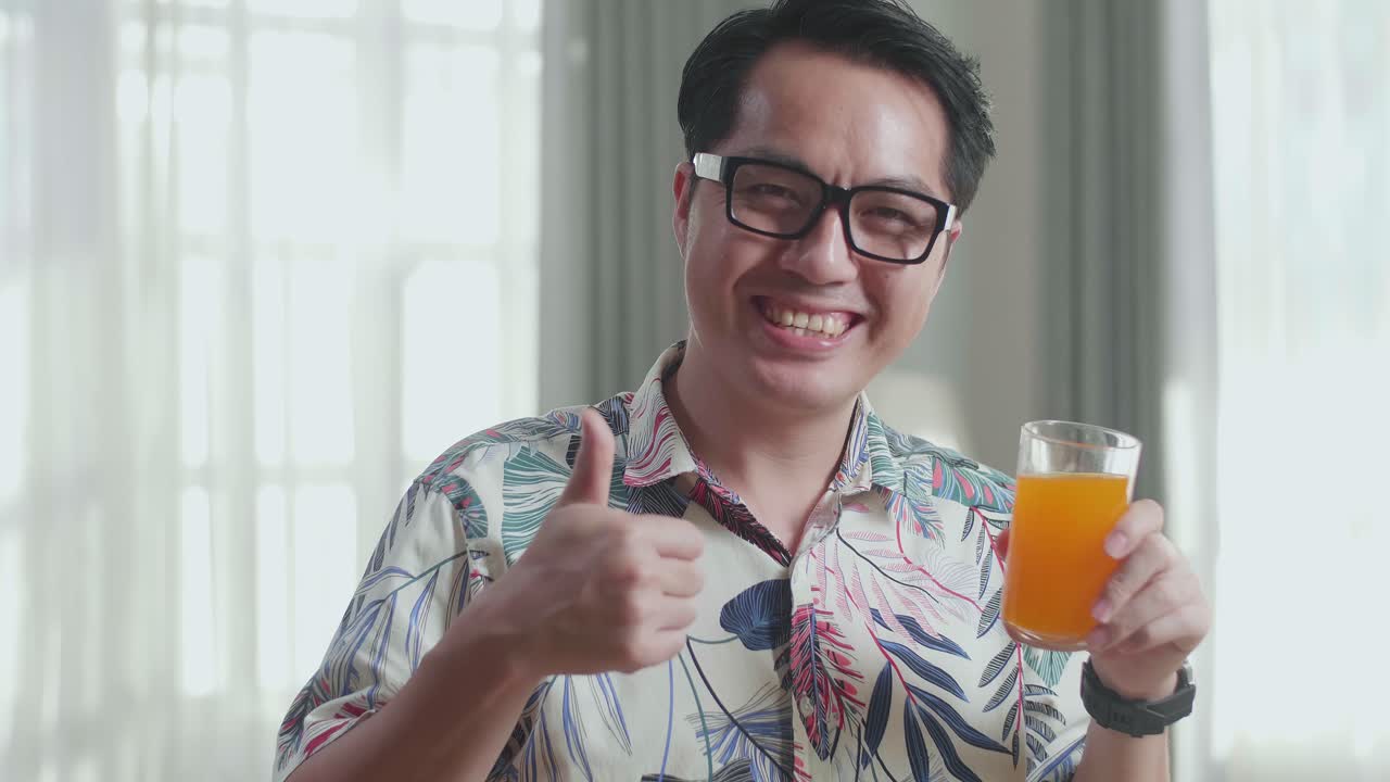 오렌지 주스를 즐기는 남자