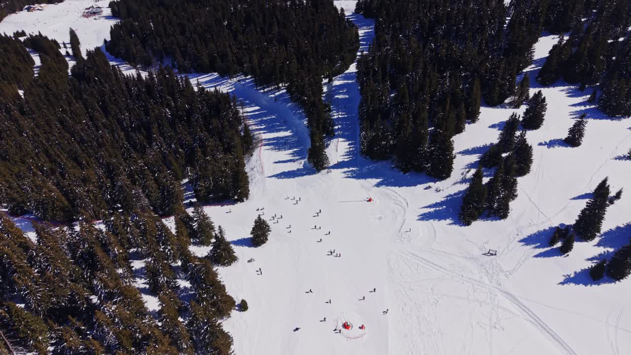 Gli sciatori si muovono tra i Carpazi innevati in Bulgaria durante l'inverno