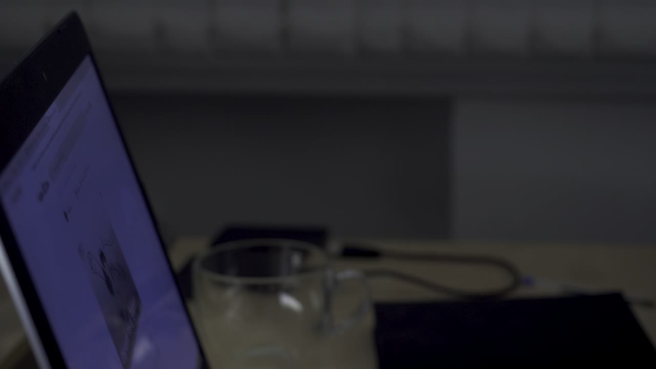 밤에 노트북으로 일하는 사람