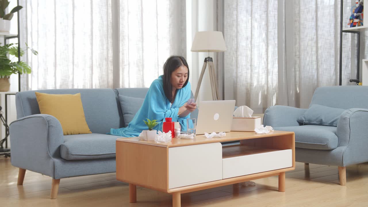 집에서 병에 걸린 여성이 비디오 통화를 하고 있습니다.