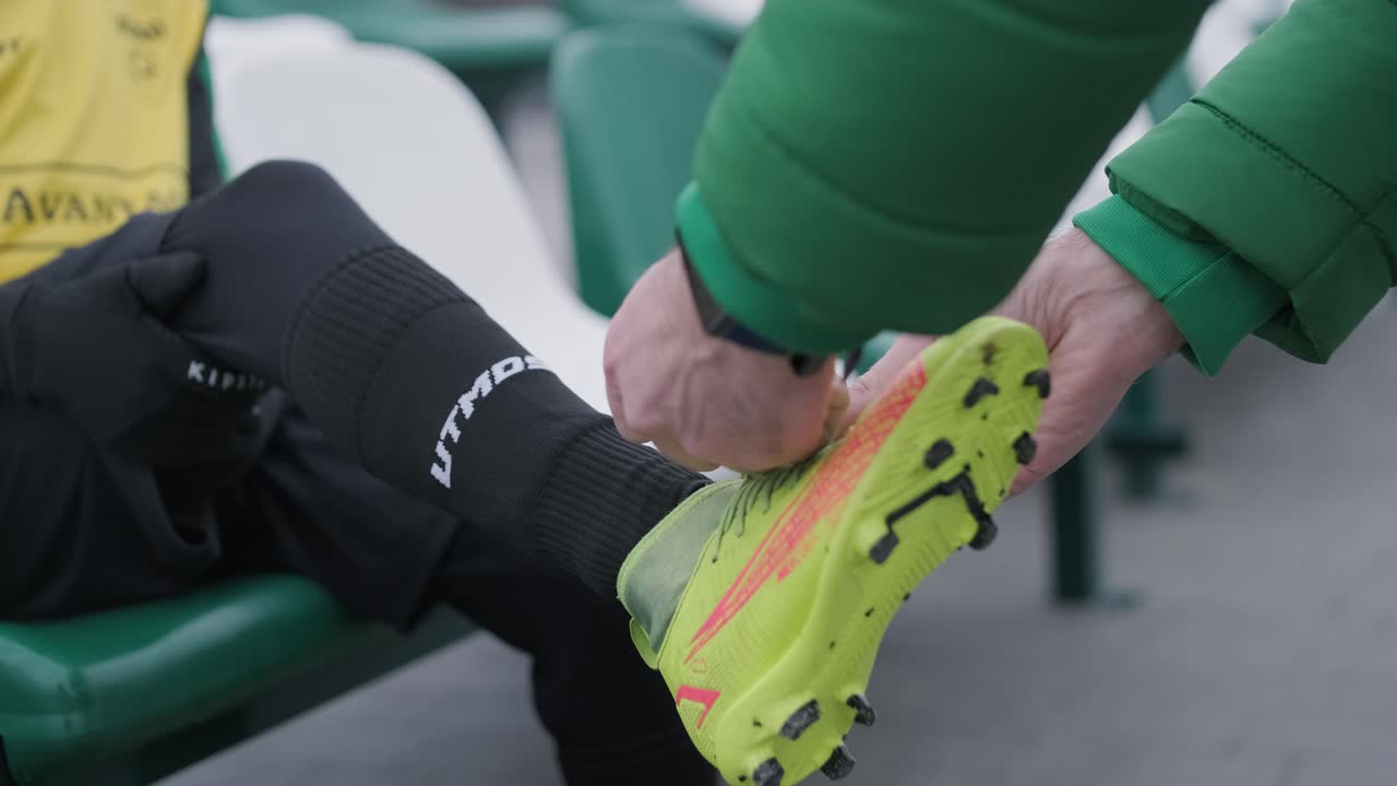 어린이 축구팀은 코치의 지도하에 경기장에서 훈련합니다. 스포츠 유니폼을 입은 아이들은 공 연습을 하고, 기법을 개선하고, 그린 필드에서 팀워크를 개발합니다.