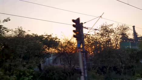 La-Vista-Del-área-Industrial-Desde-El-Tren-De-Pasajeros-En-Marcha-En-El-Video-De-La-Mañana-Se-Toma-En-La-Estación-De-Tren-De-Nueva-Delhi-El-04-De-Agosto-De-2022