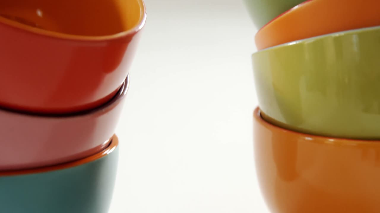 cuencos vacíos en fondo blanco 4k