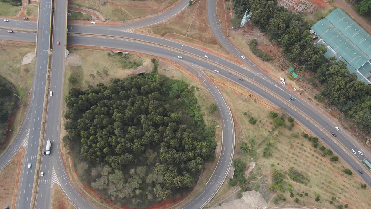 rampa de bucle en el intercambio de hojas de trébol en la autopista de circunvalación del sur de nairobi, vista superior