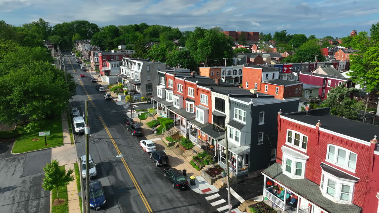 도시에 있는 집의 역방향 풀백