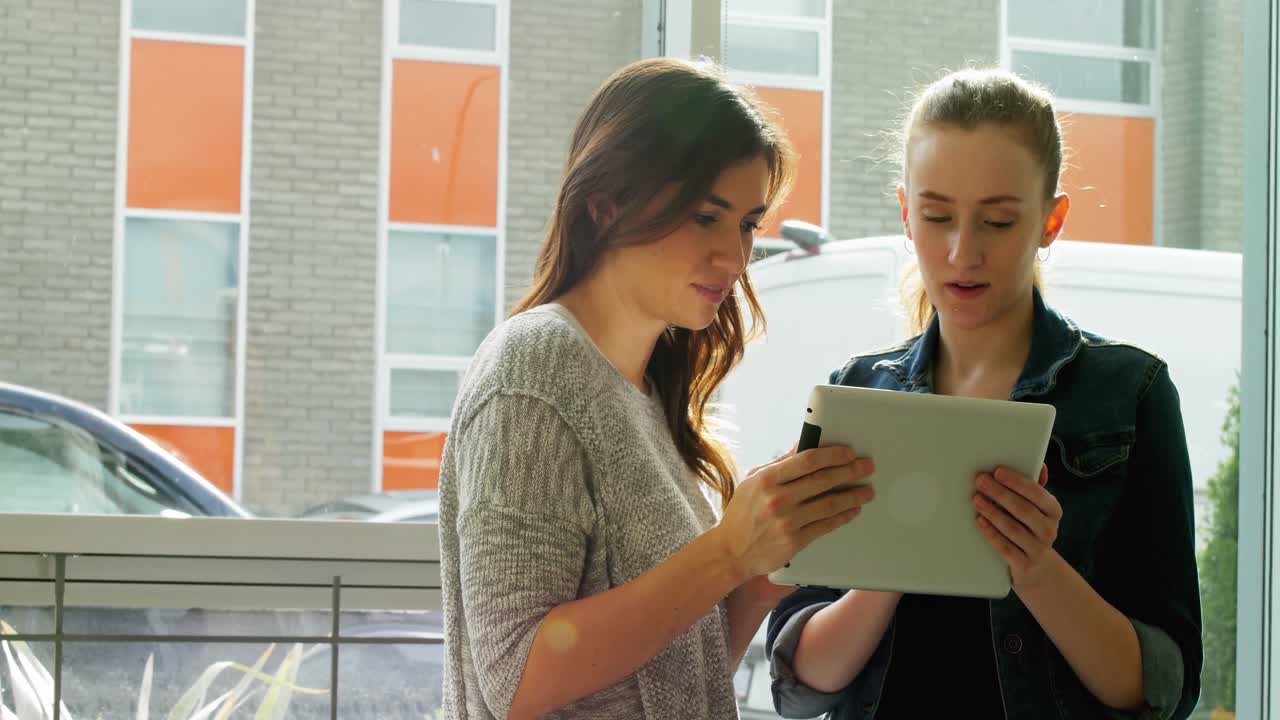 ejecutivos de negocios discutiendo sobre una tableta digital
