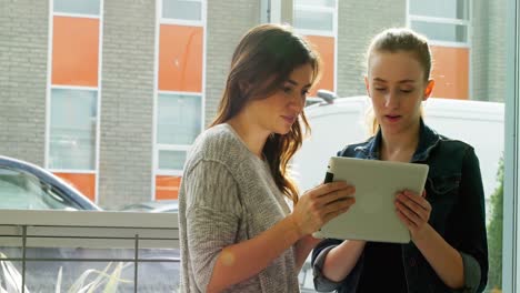 ejecutivos de negocios discutiendo sobre una tableta digital