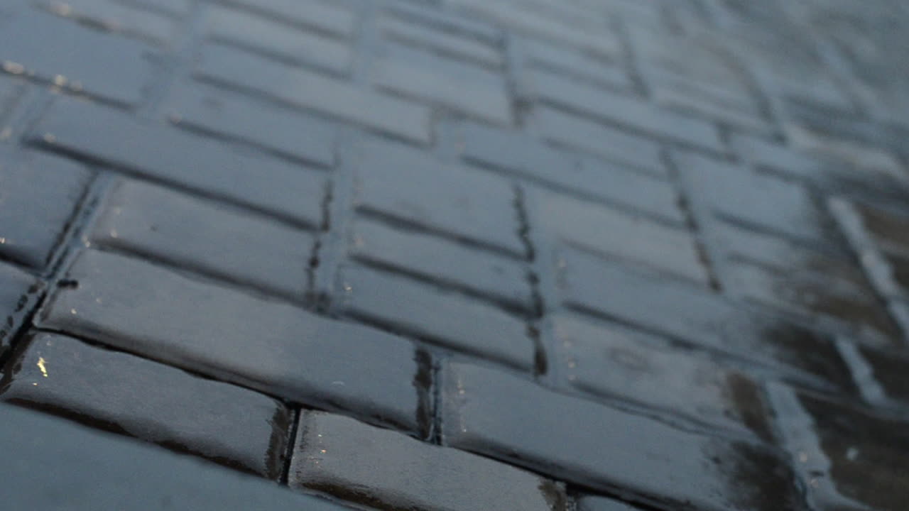 자갈길에 폭우가 내린다.