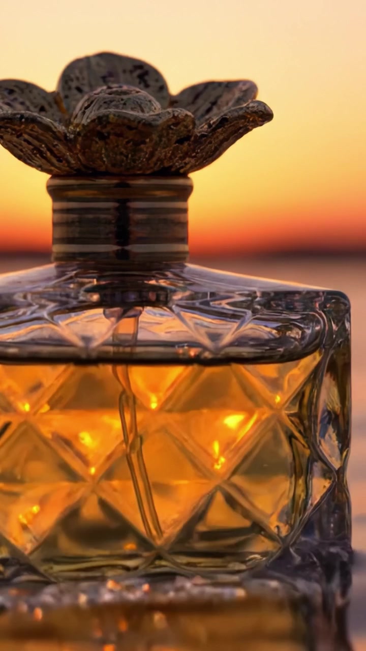 Affascinante bottiglia di profumo che risplende caldamente al tramonto, mostrando un design elegante e un liquido luminoso, evocando un senso di lusso e tranquillità nella luce della sera.