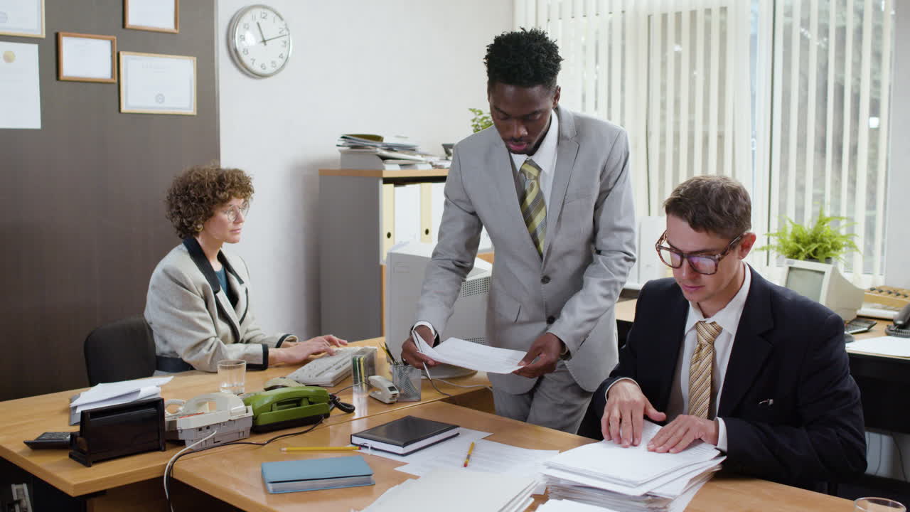 una mujer de negocios usando una computadora retro en una oficina vintage.
