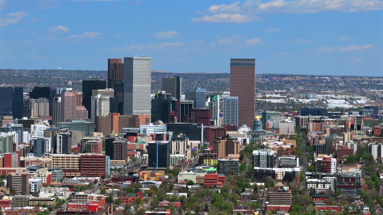 Denver centro, Capitol Hill City Park, Front Range delle Montagne Rocciose, mattinata primaverile soleggiata, grattacieli di Lodo, vista aerea da drone, paesaggio urbano del Colorado, quartiere di City Park, ripresa circolare a destra.