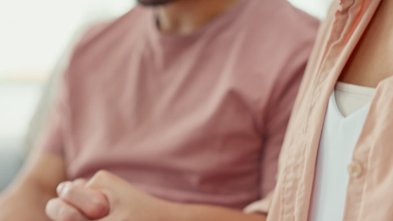 부부 가 함께 성서 를 읽는 것