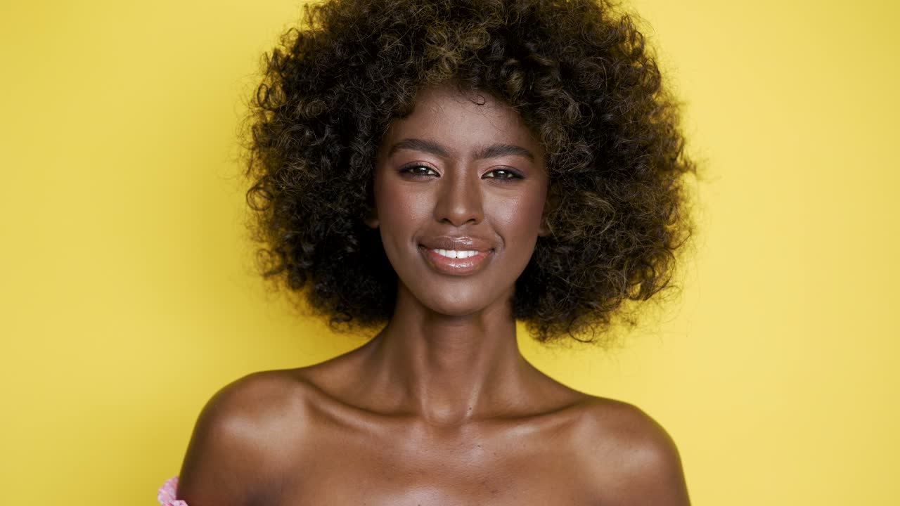 Donna sorridente con i capelli ricci