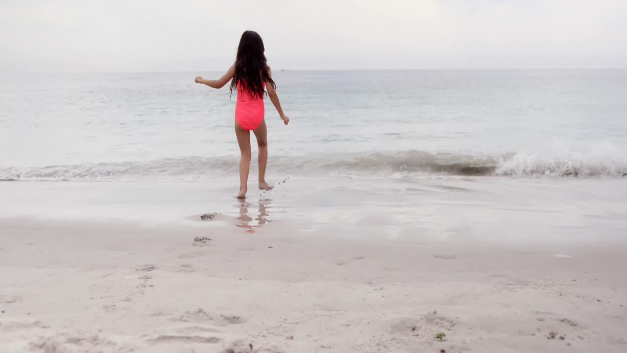 바다에서 달리는 작은 소녀